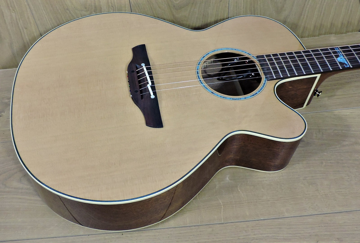 Takamine TSF-40c - Singular Guitar