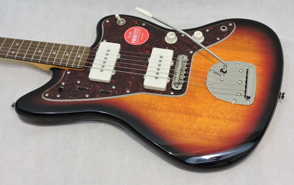 Squier Affinity Series™ Jaguar®, Laurel Fingerboard, Black Pickguard, 3-Color Sunburst