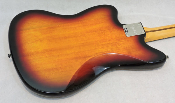 Squier Affinity Series™ Jaguar®, Laurel Fingerboard, Black Pickguard, 3-Color Sunburst