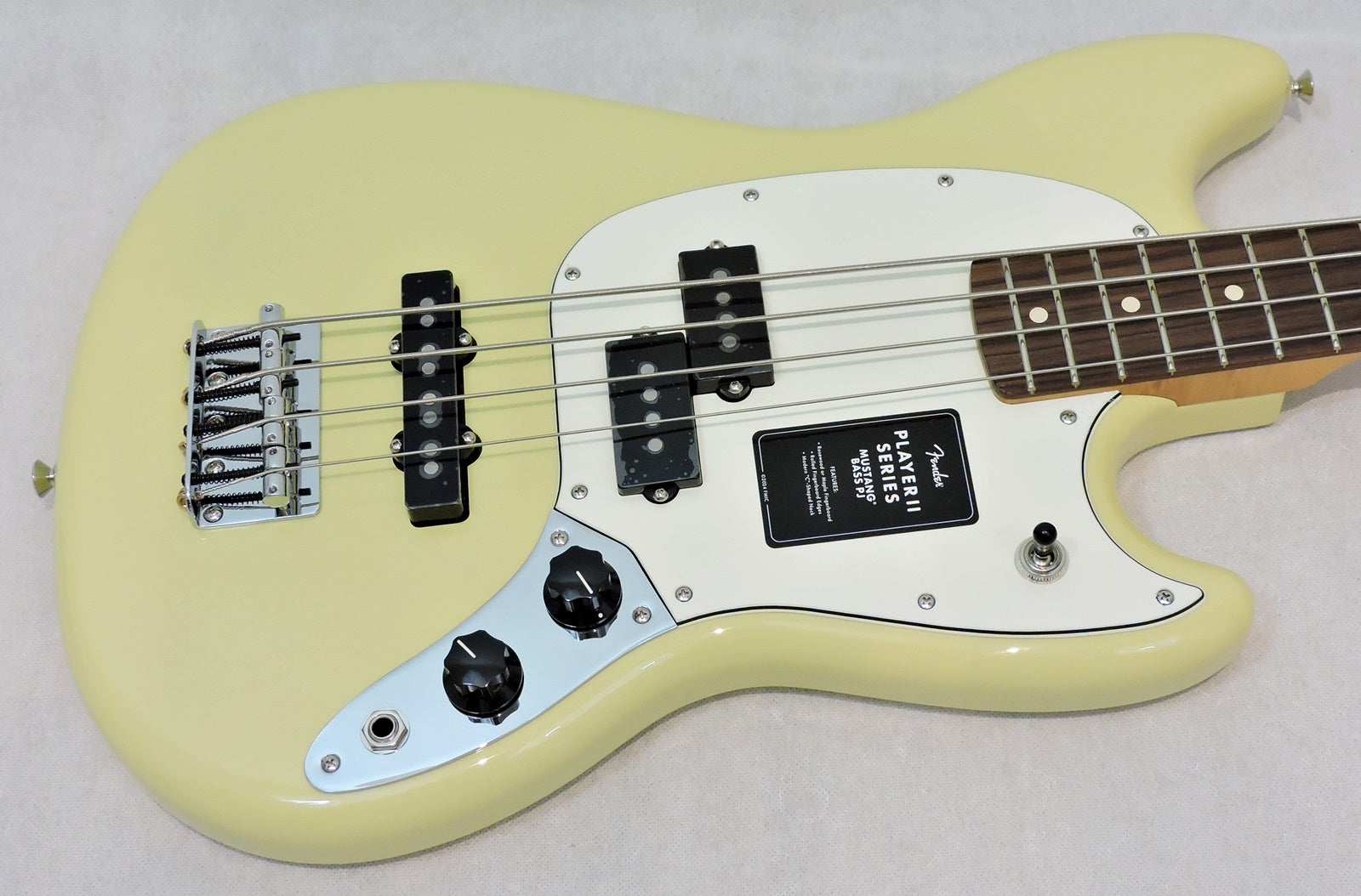 Fender Player II Mustang Bass PJ. Hialeah Yellow