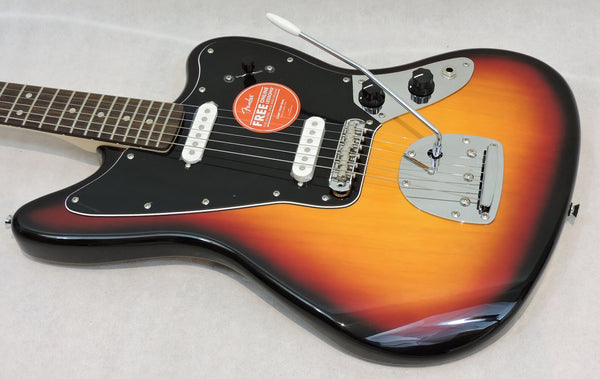 Squier Affinity Series™ Jaguar®, Laurel Fingerboard, Black Pickguard, 3-Color Sunburst