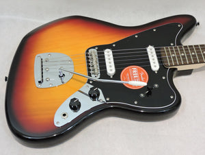 Squier Affinity Series™ Jaguar®, Laurel Fingerboard, Black Pickguard, 3-Color Sunburst