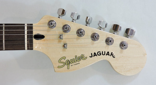 Squier Affinity Series™ Jaguar®, Laurel Fingerboard, Black Pickguard, 3-Color Sunburst