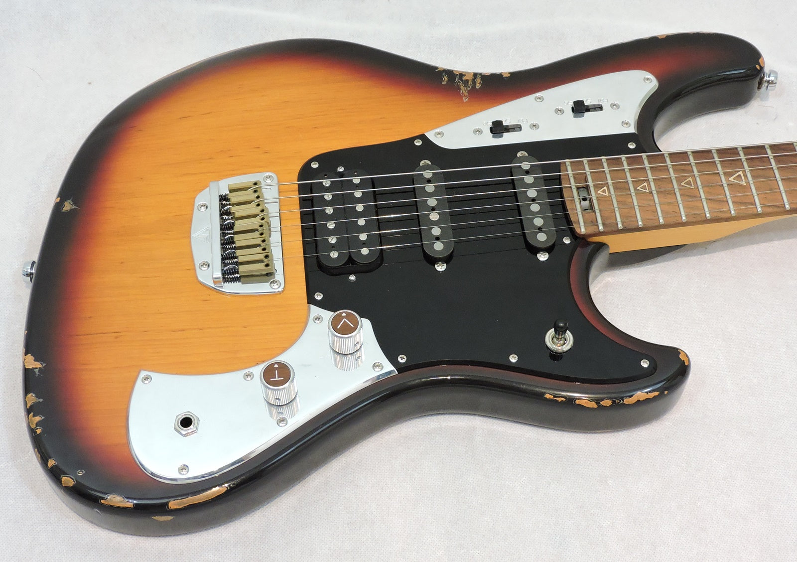 Valiant Mercury 3-Tone Sunburst Distressed